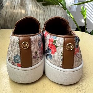 Barely worn Michael Kors sneaker shoes.